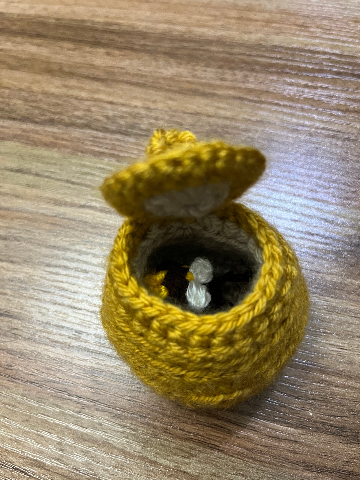 Beehive Hideout w/bee-small